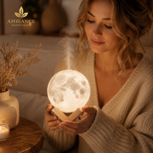 Élise tenant un diffuseur ultrasonique lune 3D lumineux avec brume douce dans une ambiance maison apaisante.